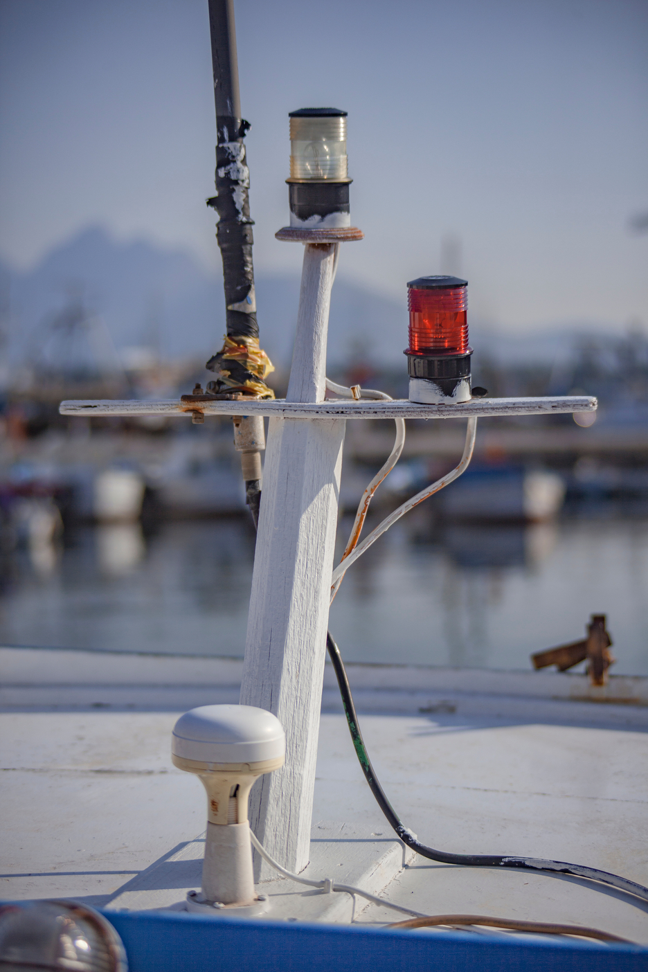 boat-position-lights-of-a-fishboat-2026-01-11-09-17-47-utc